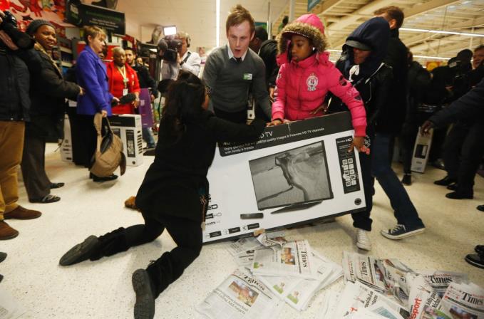 Shoppers fighting over TVs in 2014